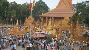 Khmer people gather ahead of New Year festival