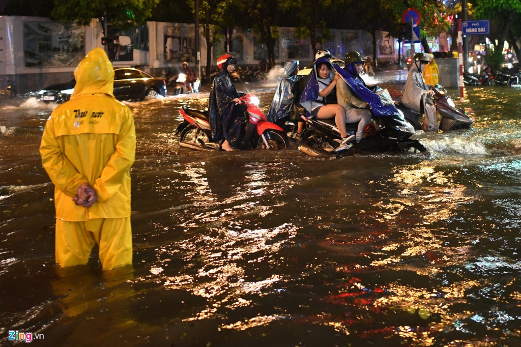 Hanoi traffic sinks into chaos in heavy rain