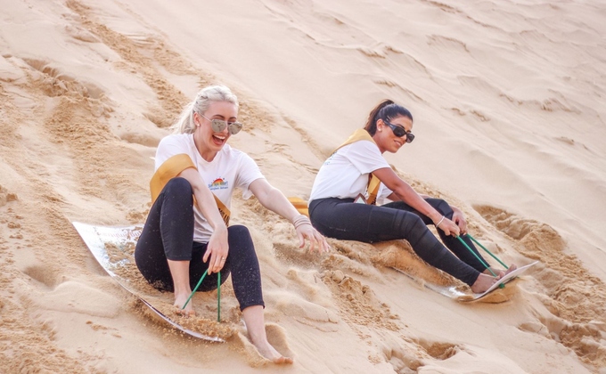 Miss Grand contenders try sand sliding in Quang Binh
