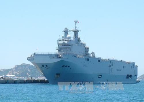French naval ship berthed in Vietnam for friendship visit