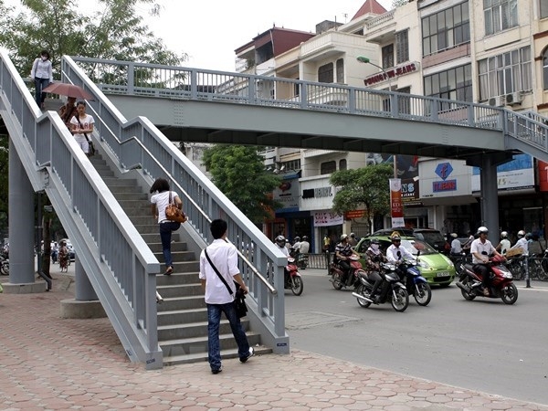 Transport ministry urges pedestrian bridge review