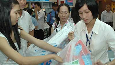Environmentally-friendly bag use popularised