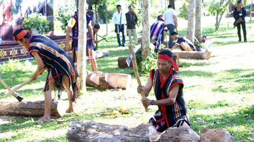 Folk sculpture honoured at Central Highlands festival