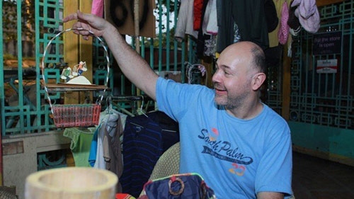 Foreigners selling secondhand clothes on Vietnamese streets