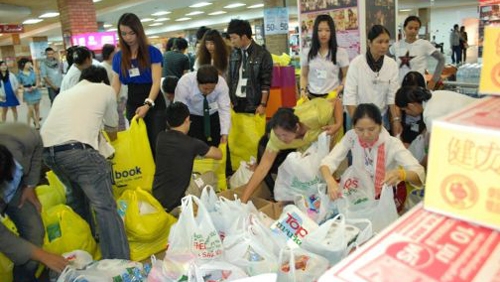 Thais nationwide donate items for flood victims