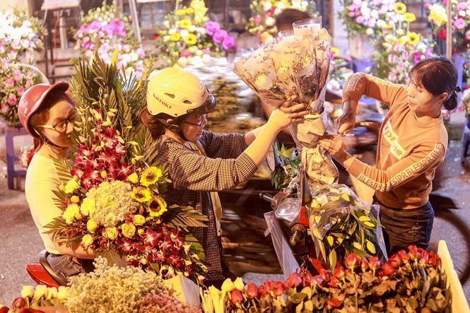 Bustling Quang An flower market ahead of International Women’s Day