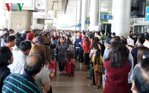 Busy scenes at Tan Son Nhat airport as overseas Vietnamese return home in time for Tet