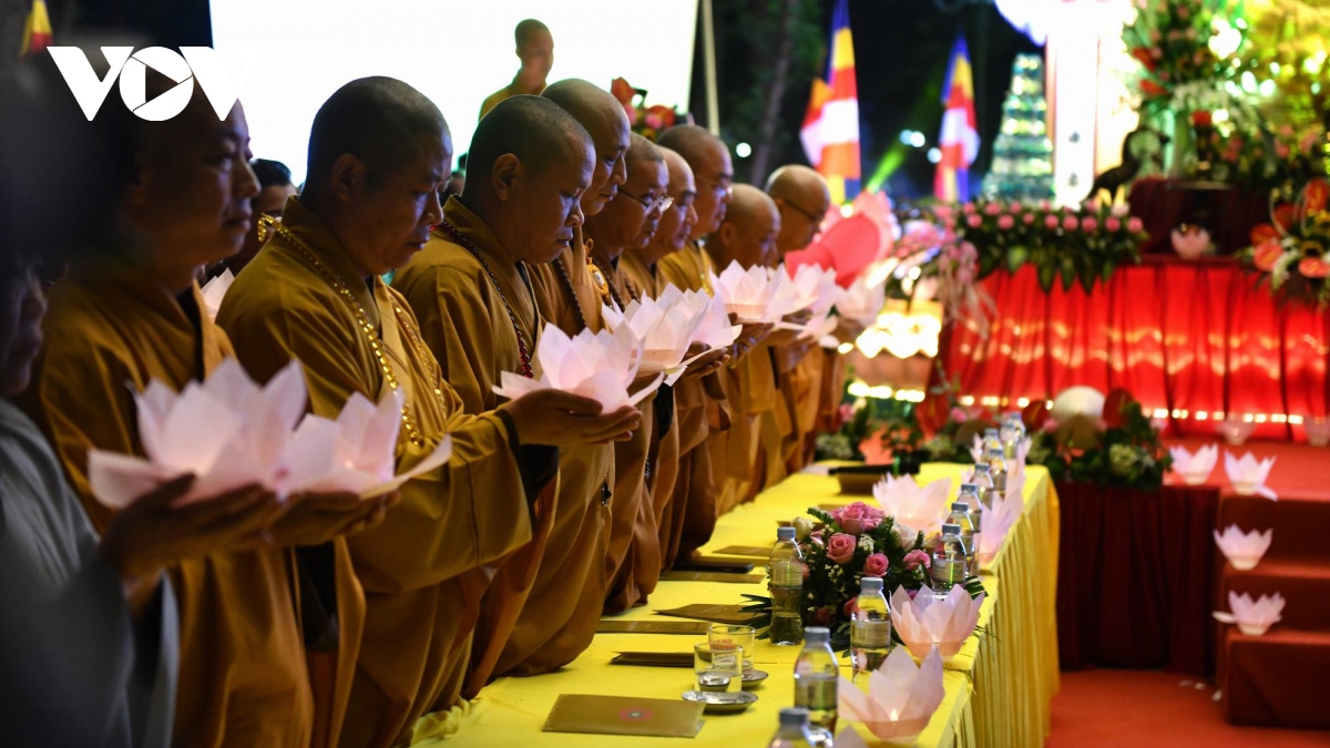 Tran Quoc pagoda hosts lantern festival to celebrate 66th Hanoi Liberation Day