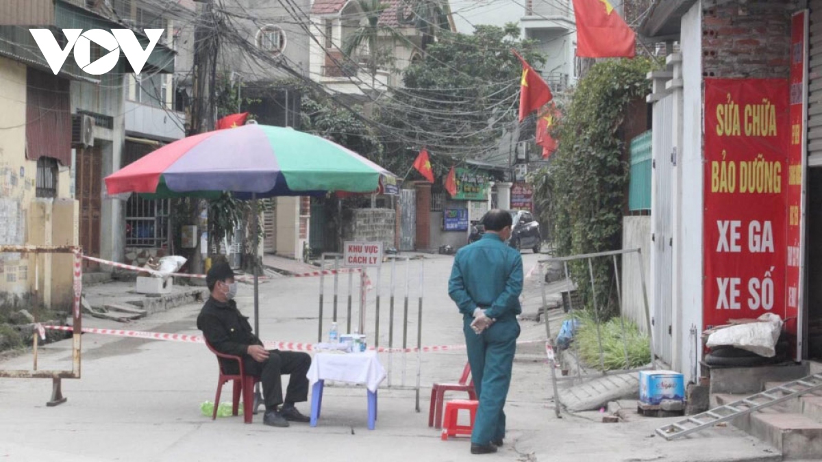 Photos show midnight effort to set up check-points in Quang Ninh
