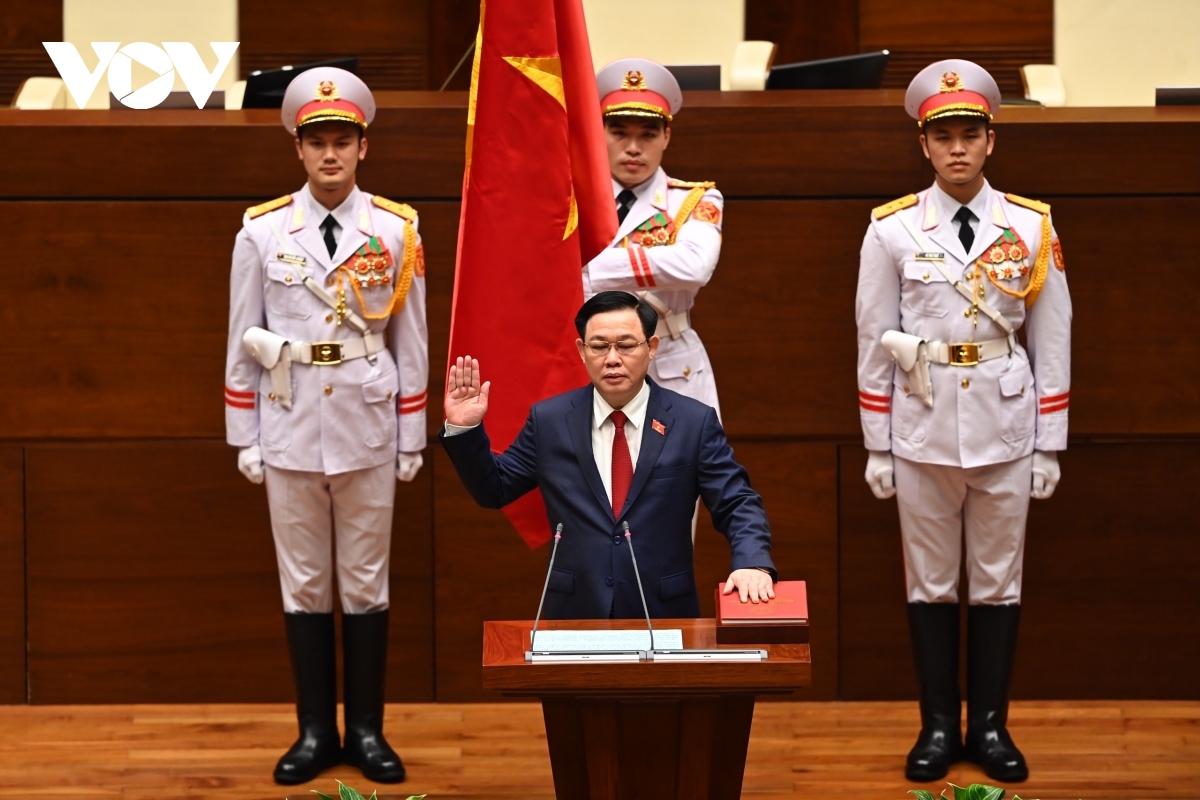 New NA Chairman Vuong Dinh Hue sworn into office
