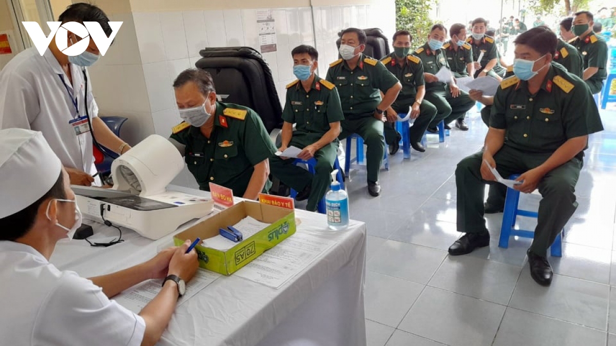 Vietnam records no fresh cases, nearly 320,000 vaccinated against COVID-19