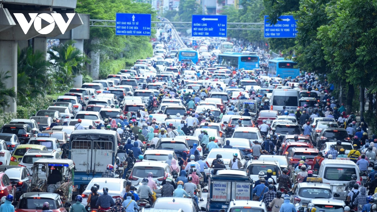 Hanoi suffers heavy traffic jams after easing of COVID-19 restrictions