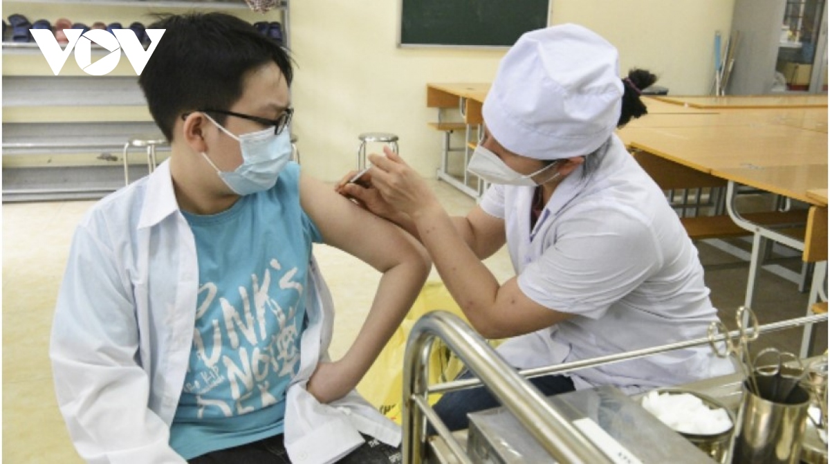 Daily infections continue to plunge as child vaccinations start in major cities