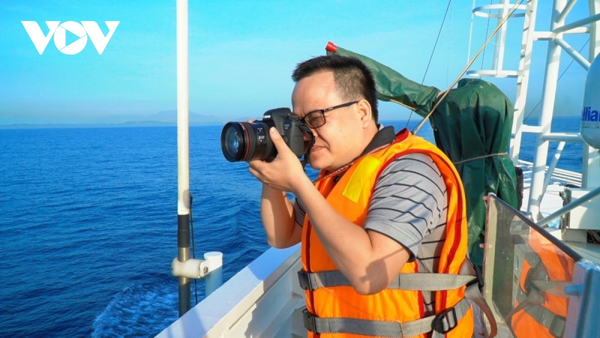 When journalists work at sea, on islands