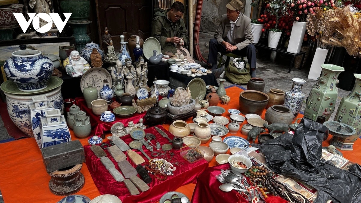 Year-end antique market in Hanoi excites crowds