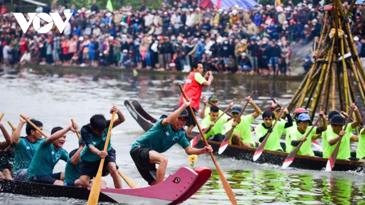 Traditional boat racing festival opens in Thua Thien-Hue