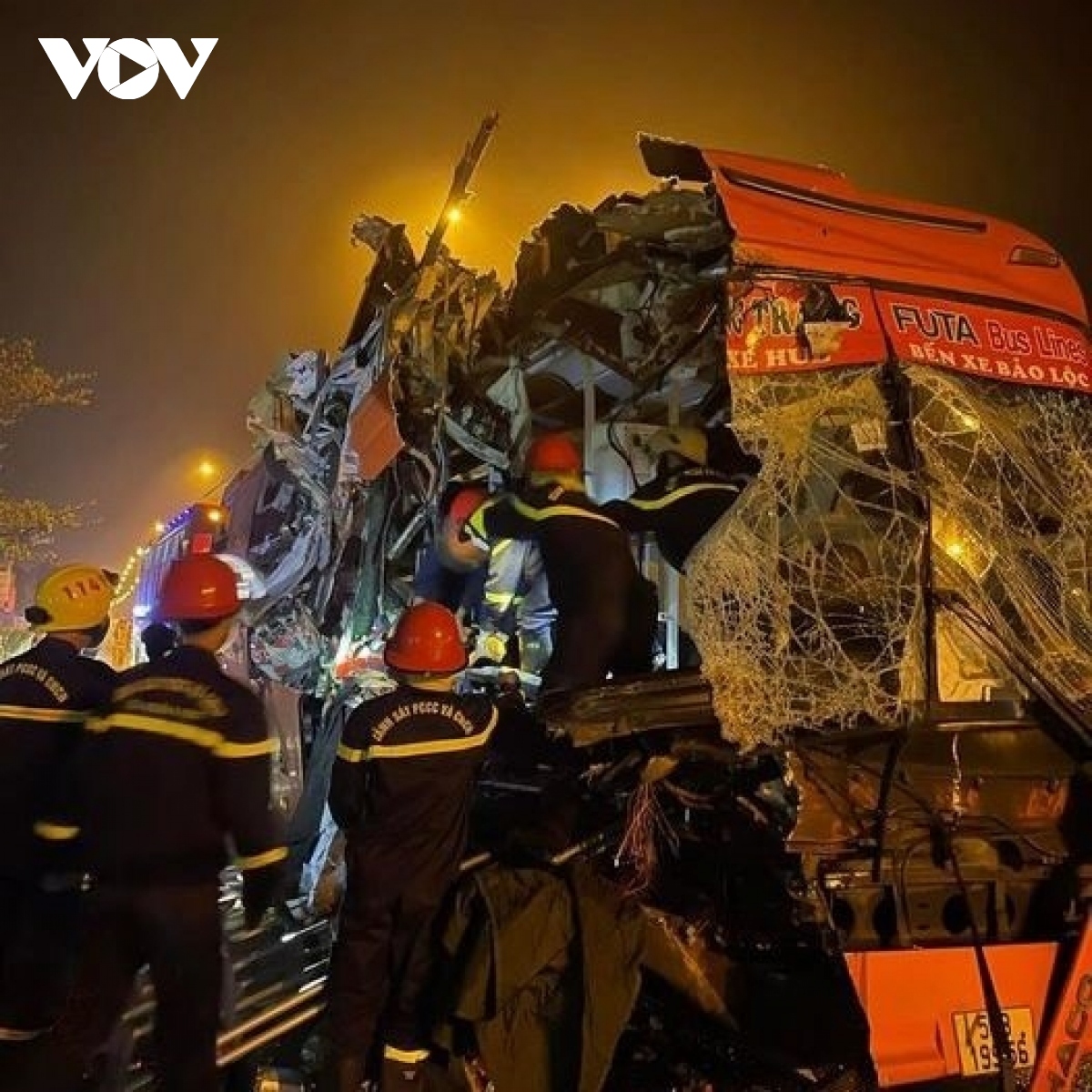 Three dead and over a dozen injured in Quang Nam van crash