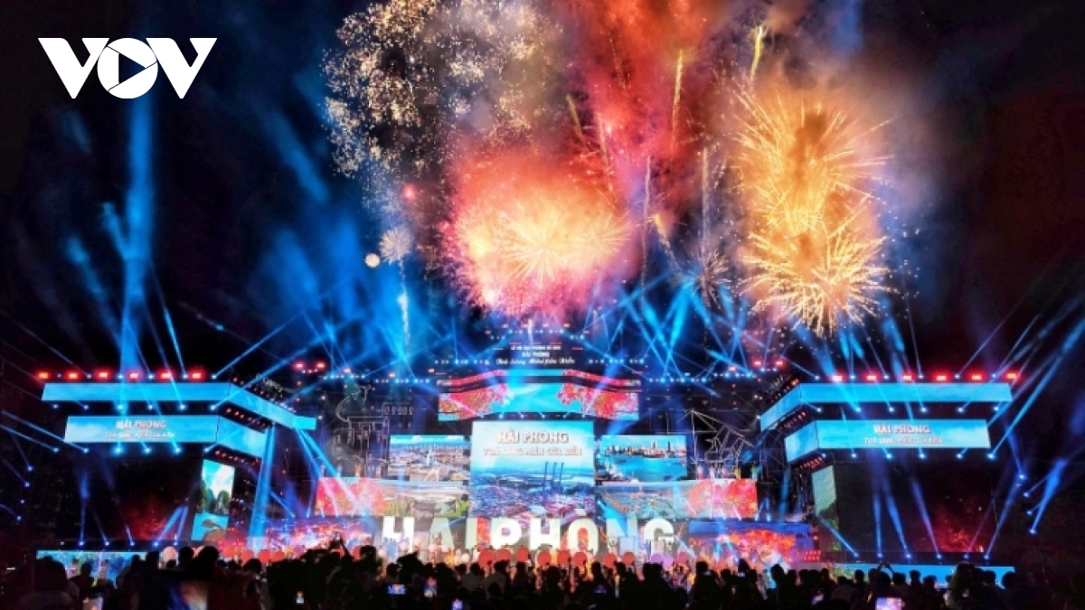 Eye-catching drone and fireworks shows light up Hai Phong sky