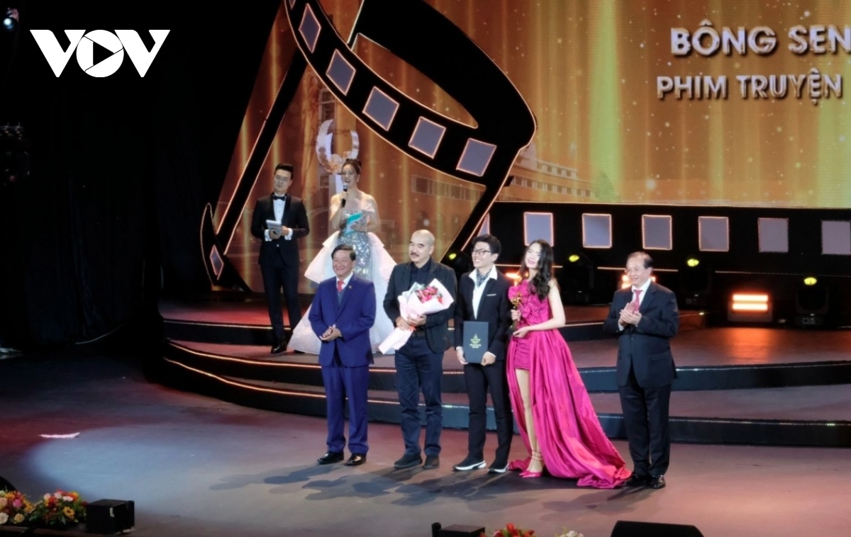 'Tro Tàn Rực Rỡ' wins various awards at national film festival