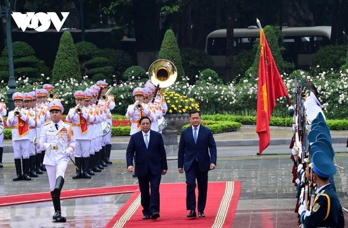 Cambodian PM Hun Manet warmly welcomed in Hanoi on his first Vietnam visit