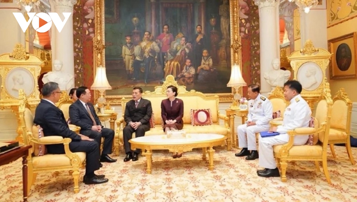 NA Chairman meets with Thai King, visits Vietnamese embassy