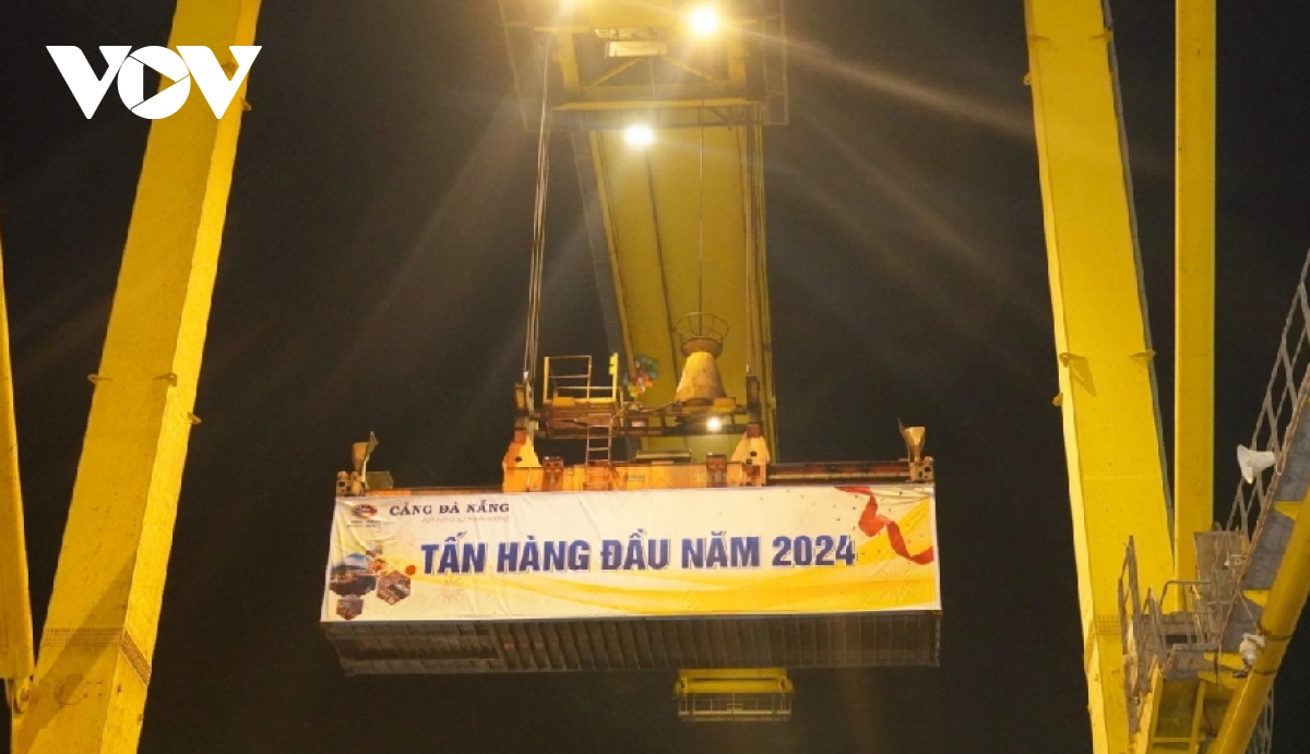 Da Nang Port receives first cargo in New Year 2024