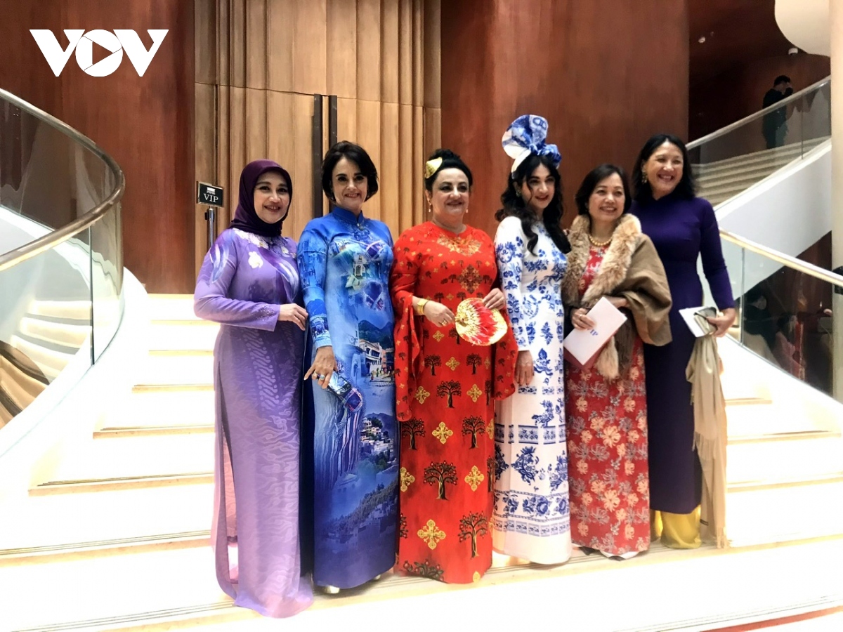 Foreign ambassadors’ wives model at Ao Dai Week 2024