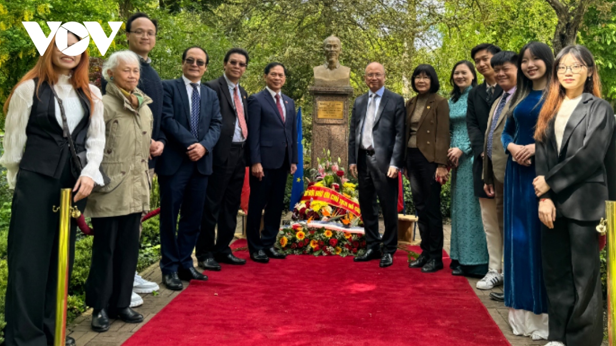 FM Son pays tribute to President Ho Chi Minh in Montreuil